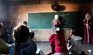 Profesores interactuando con alumnos en la escuela primaria mixta Deir al-Balah, gestionada por la UNRWA.