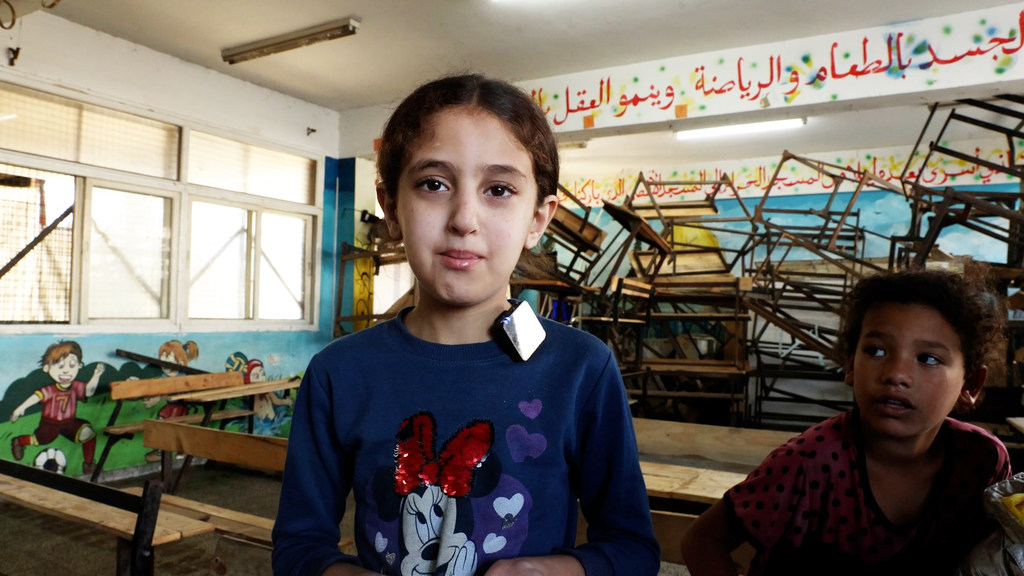 الطالبة الفلسطينية شهد البحيصي عادت إلى مدرستها، دير البلح الابتدائية المشتركة في دير البلح والتي تديرها وكالة الأونروا. الطالبة الفلسطينية شهد البحيصي عادت إلى مدرستها، دير البلح الابتدائية المشتركة في دير البلح والتي تديرها وكالة الأونروا.