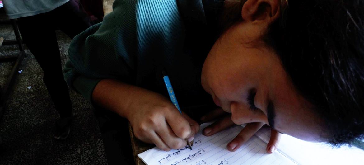 Sham al-Abd, estudiante palestino en la escuela primaria mixta de Deir al-Balah dirigida por UNRWA. Sham al-Abd, estudiante palestino en la escuela primaria mixta de Deir al-Balah dirigida por UNRWA.