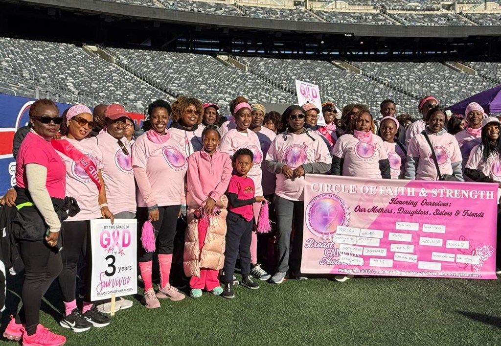 Wanaharakati wakiwa kwenye picha ya pamoja baada ya matembezi ya hiari kwa ajili ya kuhamasisha jamii kuhusu saratani ya titi.