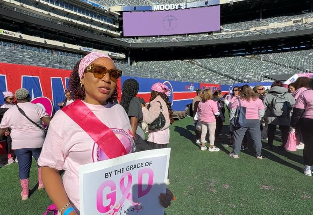 Lucy Githinji, mkazi wa jimbo la New Jersey nchini Marekani katika matembezi ya hiari kwa ajili ya kuhamasisha jamii kuhusu saratani ya titi.