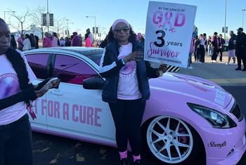 Lucy Githinji, mkazi wa jimbo la New Jersey nchini Marekani katika matembezi ya hiari kwa ajili ya kuhamasisha jamii kuhusu saratani ya titi.