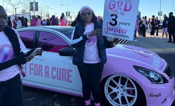 Lucy Githinji, mkazi wa jimbo la New Jersey nchini Marekani katika matembezi ya hiari kwa ajili ya kuhamasisha jamii kuhusu saratani ya titi.