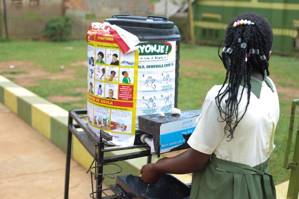 Rahima Nakacwa, mwanafunzi wa Shule ya Msingi ya Green Valley huko Kampala, ananawa mikono baada ya kufanya Mtihani wake wa Kiingereza wa PLE mnamo Novemba 2022.