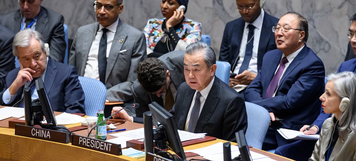 وزير الخارجية الصيني وانغ يي يلقي كلمة أمام جلسة مجلس الأمن بشأن الوضع في الشرق الأوسط، بما في ذلك القضية الفلسطينية.