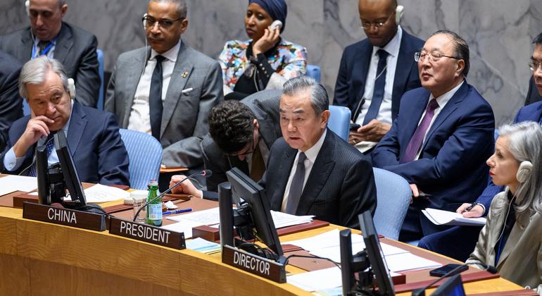 وزير الخارجية الصيني وانغ يي يلقي كلمة أمام جلسة مجلس الأمن بشأن الوضع في الشرق الأوسط، بما في ذلك القضية الفلسطينية.