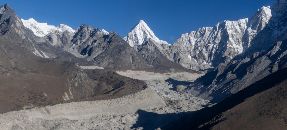 Vista da Região do Everest e da cadeia de montanhas do Himalaia no Nepal