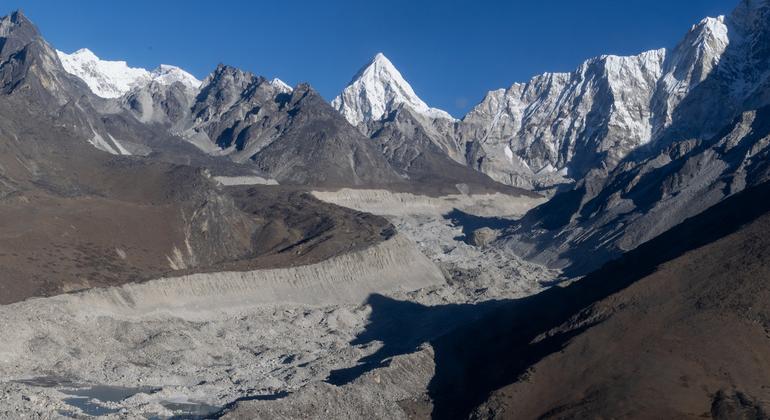 尼泊尔珠穆朗玛峰地区和喜马拉雅山脉的冰川正在以创纪录的速度融化，在短短三十多年的时间里，尼泊尔已经失去了近三分之一的冰。