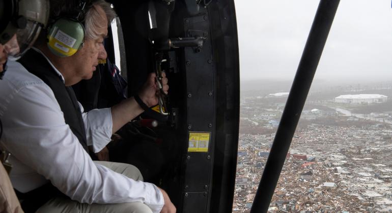 书长古特雷斯乘坐荷兰直升机飞越巴哈马大阿巴科岛，俯瞰五级飓风“多里安”对马什港造成的大规模破坏。 