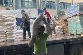 Автоколонна доставила гуманитарную помощь в Джабалию, крупнейший лагерь беженцев, расположенный к северу от города Газа. 
