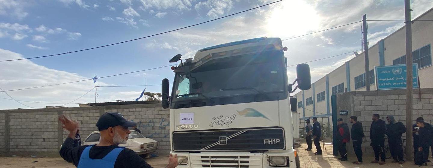 人道主义援助被送往近东救济工程处在加沙地带北部的避难所。