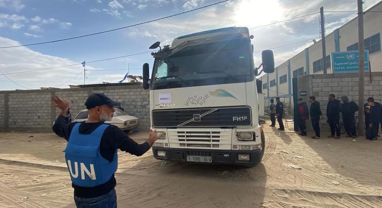 Ajuda humanitária é entregue em abrigos da UNRWA no norte da Faixa de Gaza