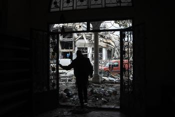 Un hombre observa la destrucción en Nabatieh, Líbano, después del alto el fuego.