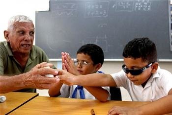卡洛斯·巴托洛梅（Carlos Bartolomé） 教授毕生致力于教导有视力障碍的男孩和女孩，让他们将来能在古巴社会中发挥作用。