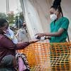 Muuguzi akimtakasa mikono mgeni aliyetembelea hospitali ya mjini Masaka, Uganda