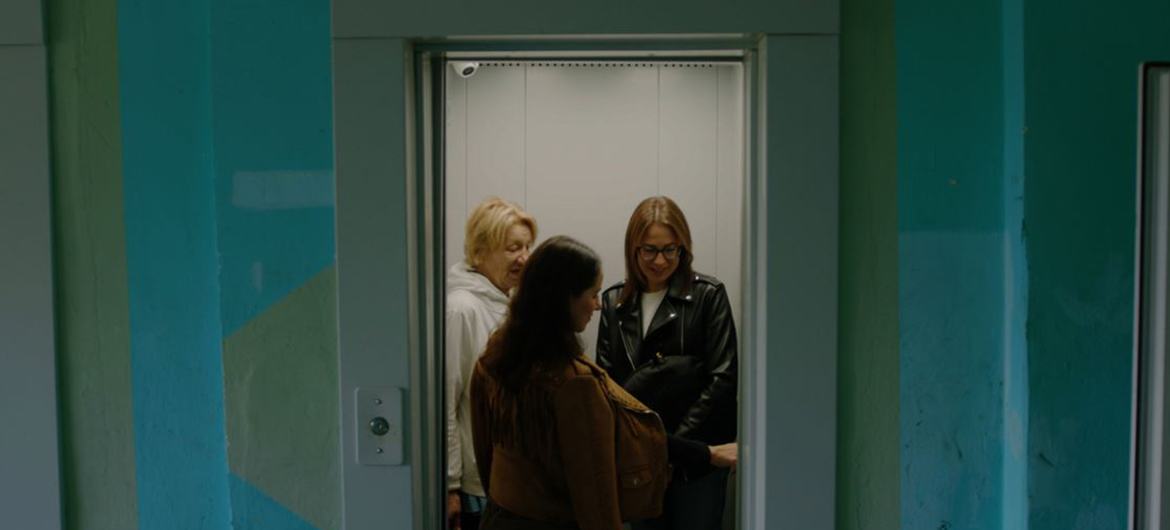 Татьяна показывает сотрудникам МОМ общежитие, в котором живет.