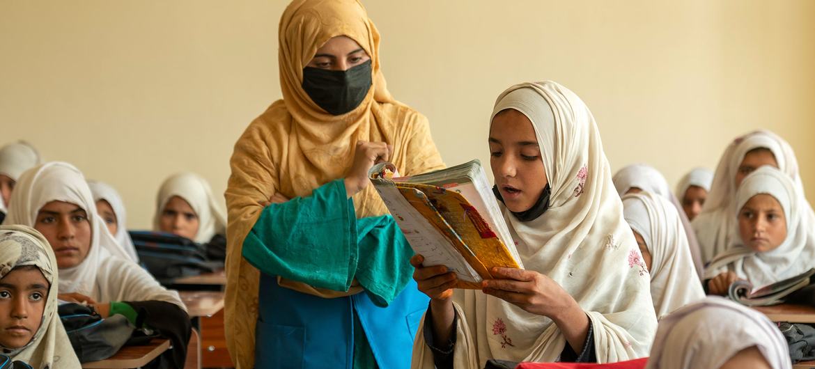 Seorang relawan perempuan Afghanistan terlibat dalam proyek pendidikan yang didukung UNHCR di Jalalabad, Afghanistan. 