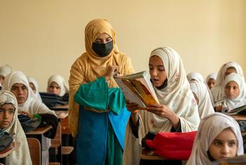 متطوعة أفغانية تشارك في مشروع تعليمي تدعمه المفوضية في جلال أباد، أفغانستان.