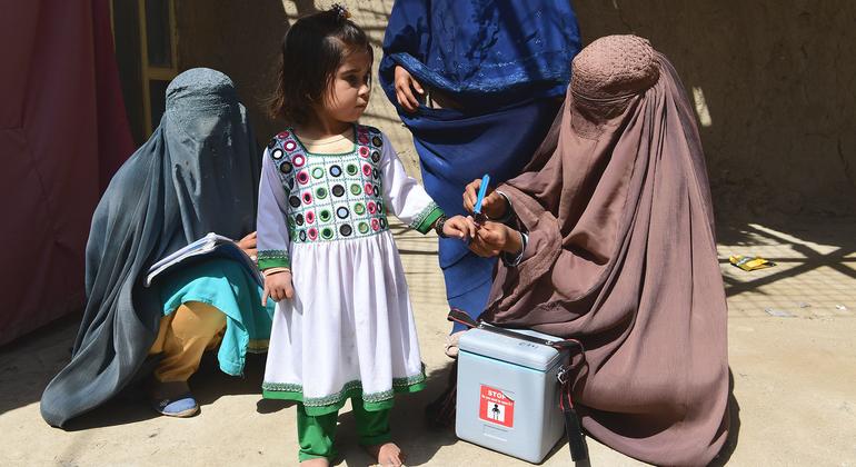 अफ़ग़ानिस्तान के कन्दाहार में एक पोलियो अभियान के तहत, बच्चे का टीकाकरण किया जा रहा है.