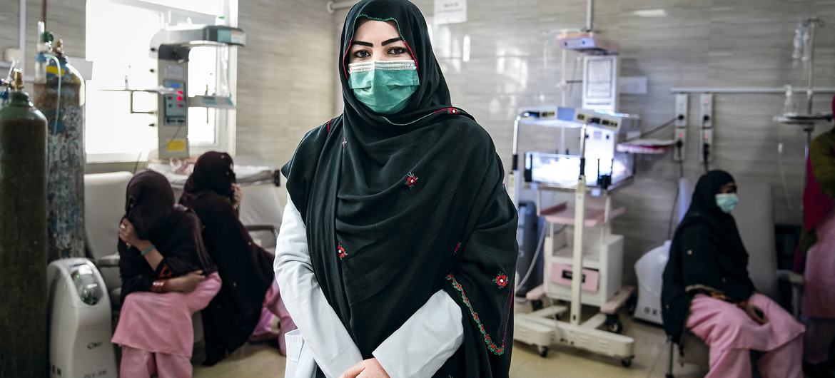ممرضة تقف في جناح حديثي الولادة في مستشفى في غارديز، أفغانستان.
