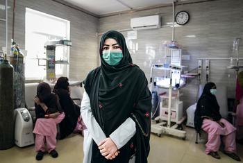 一名护士站在阿富汗加德兹一家医院的新生儿病房内。