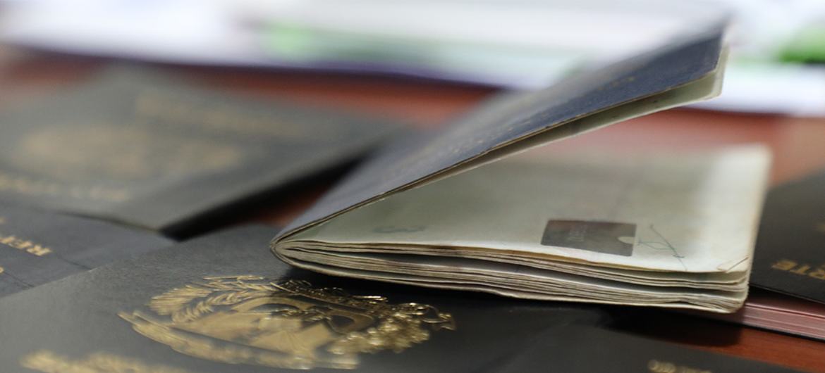 Поддельные документы активно используются преступными сетями для торговли людьми и контрабанды мигрантов.