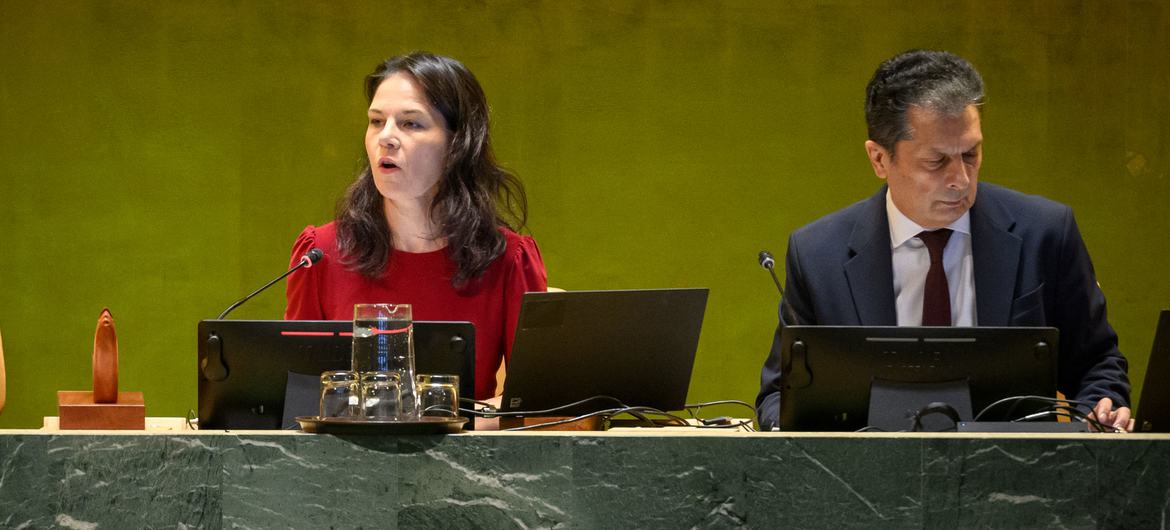 Анналена Бербок выступает с заключительной речью на заседании Генассамблеи ООН.