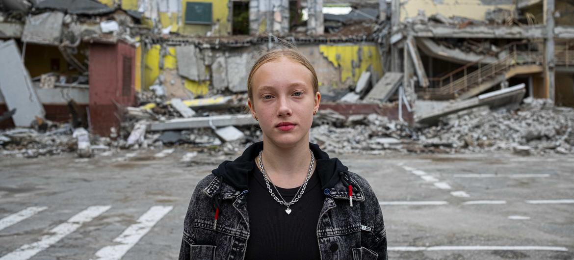 Em 16 de agosto de 2022, em Kharkiv, Ucrânia, Mariia, de 12 anos, em frente à escola onde começaria a sétima série