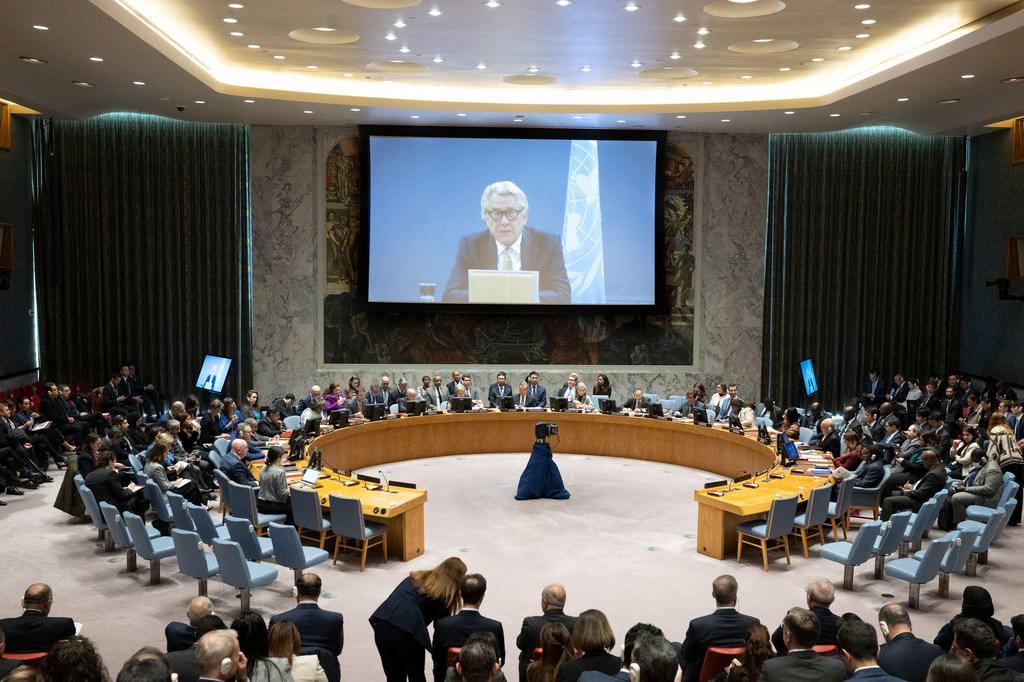 Tor Wennesland (à l'écran), Coordonnateur spécial des Nations Unies pour le processus de paix au Moyen-Orient, s'adresse à la réunion du Conseil de sécurité sur la situation au Moyen-Orient, y compris la question palestinienne.
