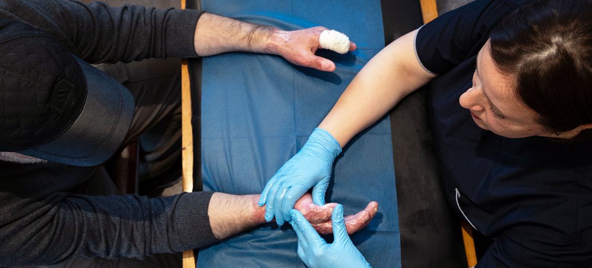 Навыки физиотерапии имеют решающее значение для того, чтобы помочь пациентам вернуть независимость и подвижность после тяжелых повреждений кожных покровов, мышц и соединительных тканей.