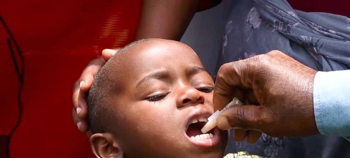 Un enfant reçoit une dose de vaccin contre le choléra dans le camp de réfugiés de Nyiragongore, à Goma, en RDC.