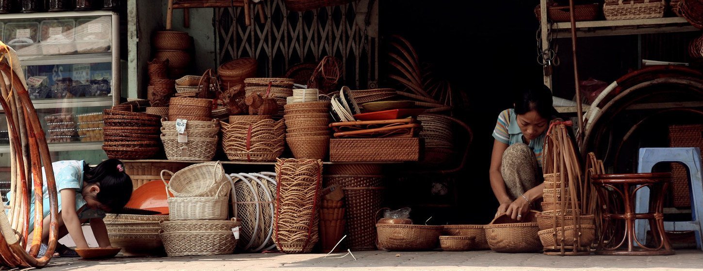 Une vendeuse dispose des produits dans sa petite boutique à Hanoï, au Vietnam.
