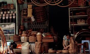 Una vendedora ordena los productos en el escaparate de su pequeña tienda en Hanói, Vietnam.