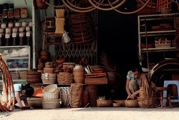 Une vendeuse dispose des produits dans sa petite boutique à Hanoï, au Vietnam. Une vendeuse dispose des produits dans sa petite boutique à Hanoï, au Vietnam.
