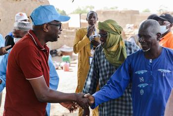 Mohamed Touré (left), UNHCR Representative in Mali, talks with displaced persons in Mopti.