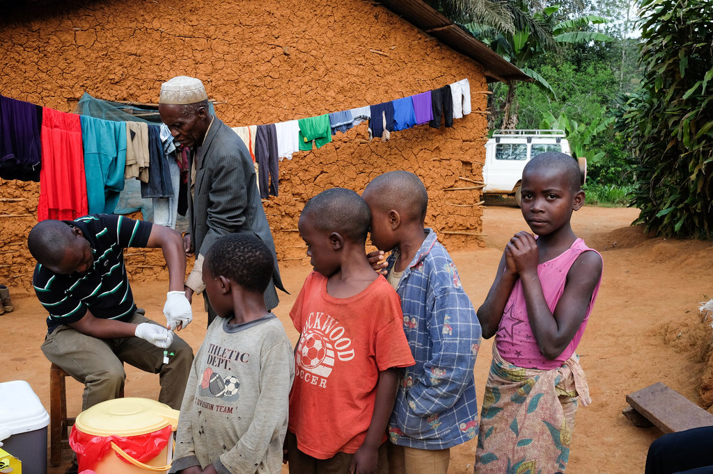 Wakazi wakisubiri kufanyiwa uchunguzi wa ugonjwa wa usubi, matende na mabusha huko Muheza, mkoani Tanga nchini anzania.