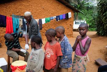 坦桑尼亚的一个社区，居民们正在等待进行淋巴丝虫病和盘尾丝虫病检测。
