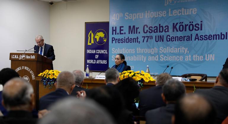 यूएन महासभा अध्यक्ष कसाबा कोरोसी, भारत की यात्रा के दौरान एक भाषण देते हुए. (30 जनवरी 2023)