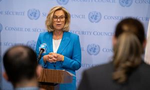 A coordenadora sênior de Humanidade e Reconstrução da ONU para Gaza, Sigrid Kaag, informa os repórteres após consultas com o Conselho de Segurança
