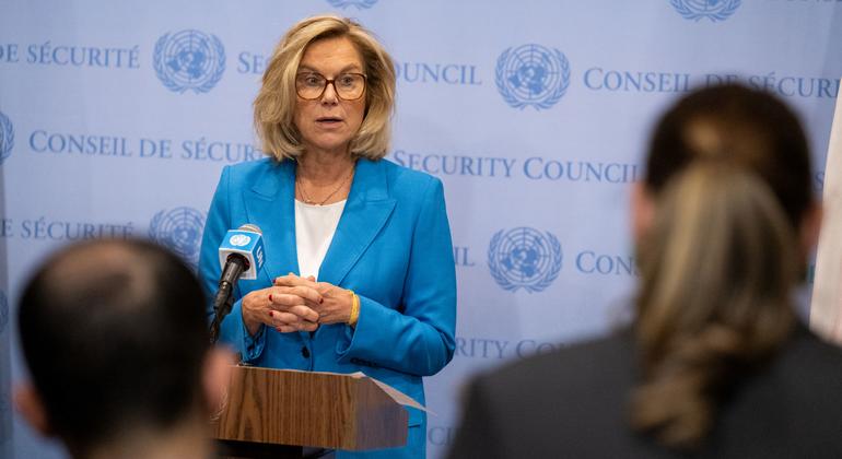 A coordenadora sênior de Humanidade e Reconstrução da ONU para Gaza, Sigrid Kaag, informa os repórteres após consultas com o Conselho de Segurança
