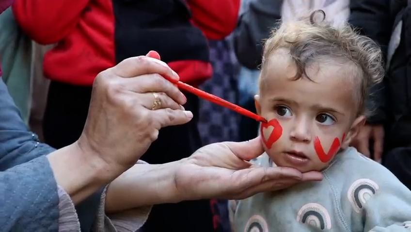 فعالية ترفيهية في مدينة رفح جنوبي غزة لتخفيف معاناة الأطفال النازحين