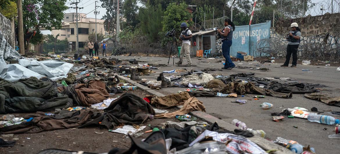 Des vêtements, dont des uniformes militaires, jetés devant une installation de la MONUSCO à Goma, fin janvier.