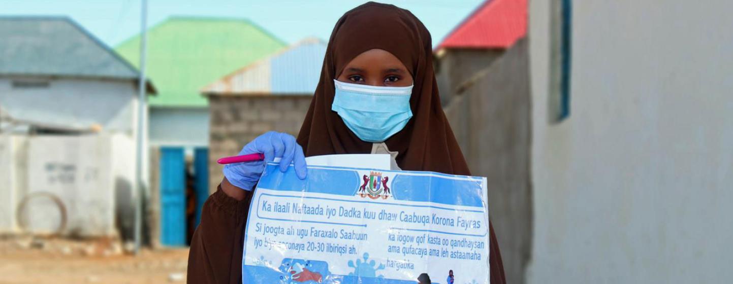 Une travailleuse sociale en Somalie informe les familles sur la prévention contre la Covid-19