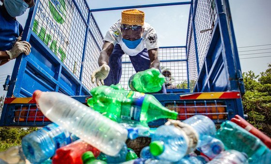 O Quénia limitou o uso de plástico descartável