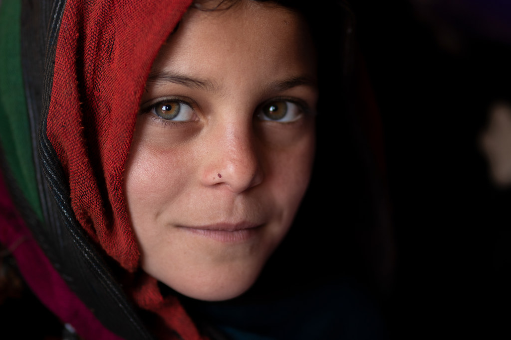 Msichana akiwa katika mazingira salama kwa ajili ya wakimbizi wa ndani Herat Afghanistan 