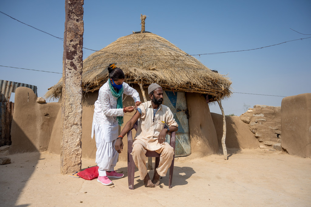 Un homme reçoit sa deuxième dose du vaccin contre la COVID-19 lors d’une campagne de vaccination au Rajasthan, en Inde (photo d'archives).