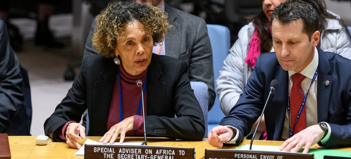 Cristina Duarte (à gauche), Conseillère spéciale pour l'Afrique auprès du Secrétaire général des Nations Unies, informe la réunion du Conseil de sécurité de l'impact des politiques de développement dans la mise en œuvre de l'initiative Faire taire les ar…