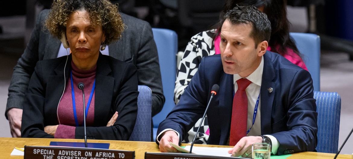 Mirko Manzoni, Enviado Pessoal do Secretário-Geral para Moçambique, apresenta um relatório ao Conselho de Segurança, juntamente com Cristina Duarte, Assessora Especial para África, numa reunião da ONU .