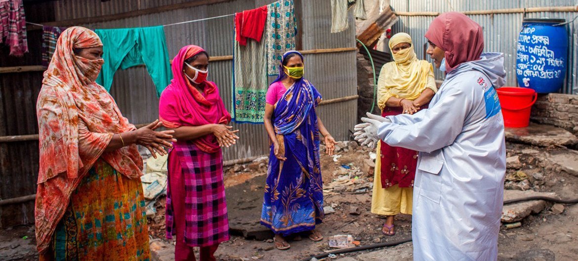 बांग्लादेश में, संयुक्त राष्ट्र द्वारा समर्थित, सामुदायिक कार्यकर्ता, लोगों को, कोरोनावायरस महामारी का मुक़ाबला करने के ऐहतियाती उपायों के रूप में, हाथ स्वच्छता के तरीक़ों के बारे में जागरूकता फैलाते हुए.
