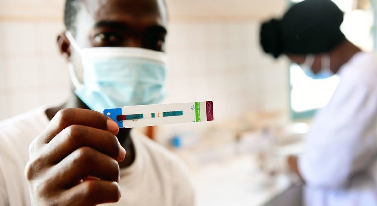 Prueba del sida en un centro médico de Costa de Marfil.